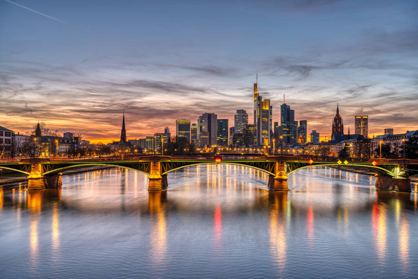 Frankfurt városképe Németországban és a Fő folyó naplemente után - Fotó, kép