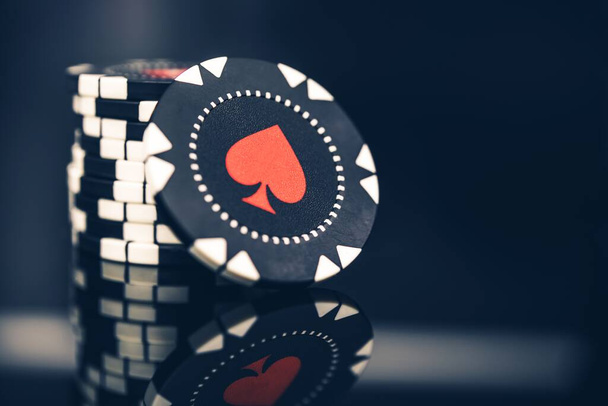 Las Vegas Casino Cards and Roulette Games Chips Gros plan. Thème de jeu
. - Photo, image