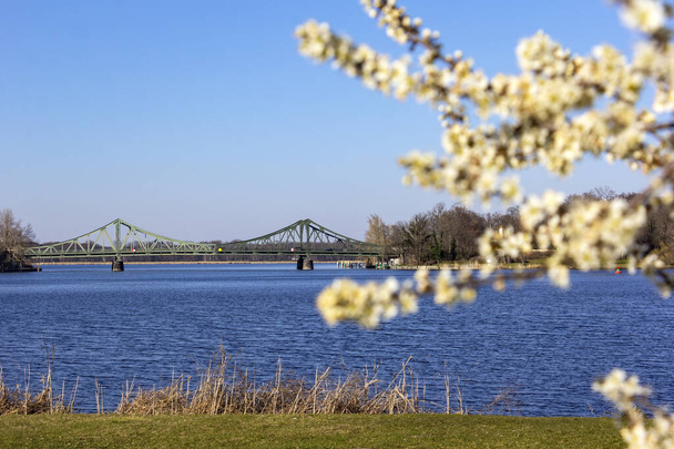 Vue sur le célèbre pont de Glienicke, Potsdam, au printemps, nommé aussi pont des espions
. - Photo, image