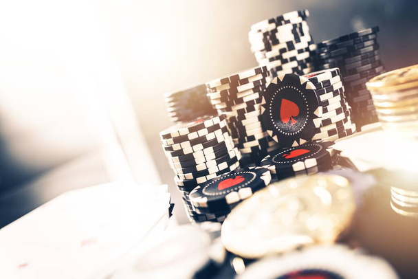 Casino Poker Chips op een tafel. Gokken Industrie Concept.  - Foto, afbeelding