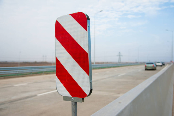 Barrière, vangrail, ontworpen om te voorkomen dat het voertuig de stoeprand of brug verlaat en zich over de scheidingsstrook beweegt - Foto, afbeelding