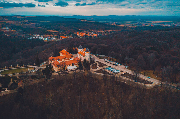 Majestätische ksiaz Burg in Polen im Herbst kalte Draufsicht 2021 - Foto, Bild