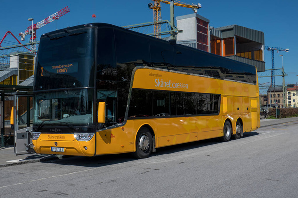 Ônibus regional em uma parada fora da estação central em Lund, Skane, Suécia
. - Foto, Imagem