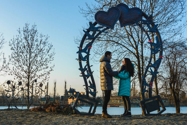 Mladý krásný milující pár procházky v městském parku u jezera na valentýnský den.2020 - Fotografie, Obrázek
