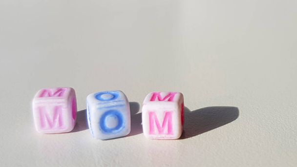 3D kostka mamina slovo na bílém stole - Fotografie, Obrázek