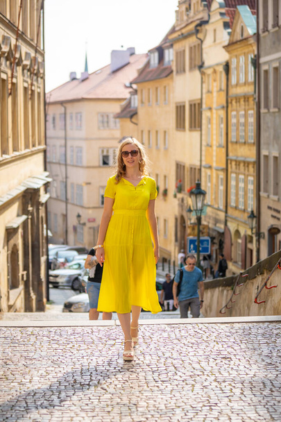 Prag, Tschechische Republik - 20.09.2019: Junge blonde Frau erkundet bei sonnigem Wetter die Prager Altstadt - Foto, Bild