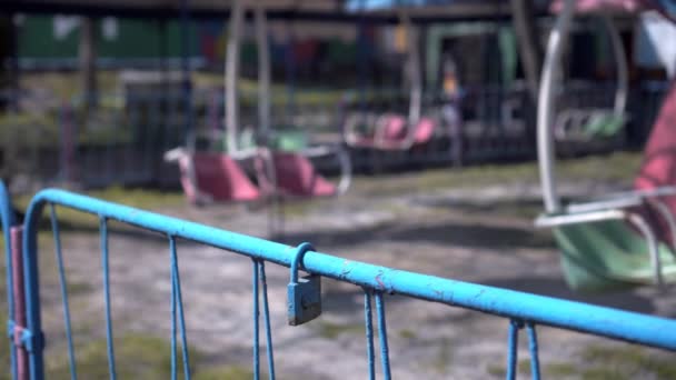Empty carousel in the amusement Park. The lack of visitors. The focus moves between the closed lock and the empty attraction. - Footage, Video