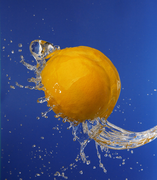 Лимон в брызгах воды - Фото, изображение