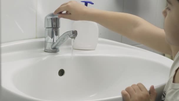 Ein kleiner Junge wäscht sich die Hände. 7-jähriger Junge zeigt sich beim Händewaschen - Filmmaterial, Video