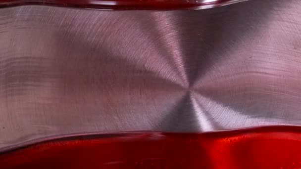 Червона глазур на сталевій сковороді. Скляні та червоні текстури
 - Кадри, відео