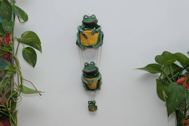 Tonfiguren von Eulen in Schals und einem Frosch - Foto, Bild