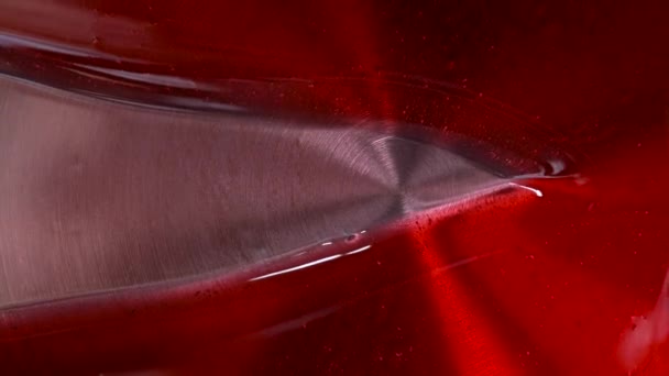 Czerwona glazura na stalowej patelni. Tekstury szkła i czerwieni - Materiał filmowy, wideo