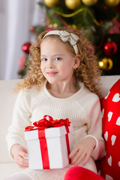 美しい巻き毛の女の子のクリスマスの肖像画 - 写真・画像