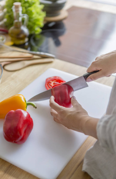 Žena vaření chutné a zdravé salát čerstvé papriky - Fotografie, Obrázek