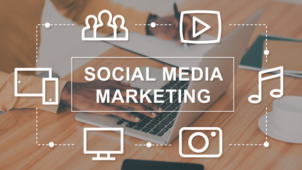 Online marketing. Onherkenbare social media manager werkt met laptop, SMM pictogrammen op transparant scherm, collage - Foto, afbeelding