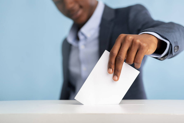 African man voted on president elections, blurred background - Foto, afbeelding