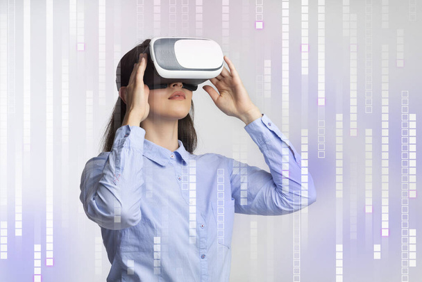 Nuori nainen käyttää VR laitteen futuristinen tausta pikseleitä, kollaasi
 - Valokuva, kuva