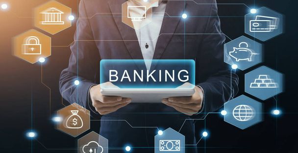 Bankowość online. Biznesmen trzymający tablet na ciemnym tle, kolaż z piktogramami finansowymi. Panorama - Zdjęcie, obraz