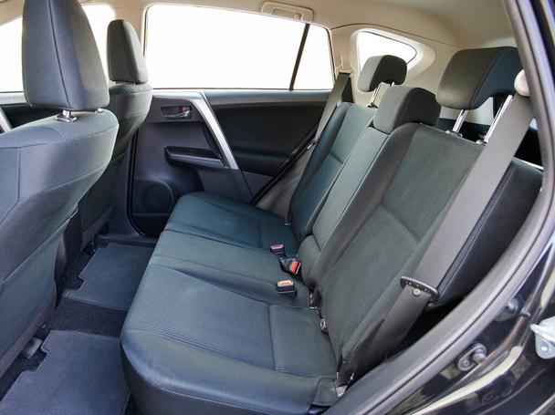 Tylne auto czyste siedzenia z nowoczesnym widokiem na boki samochodu izolowane - Zdjęcie, obraz