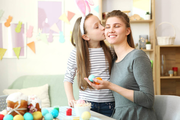 Η μαμά και η κόρη βάφουν πασχαλινά αυγά για τις γιορτές. Παραδόσεις του Πάσχα. - Φωτογραφία, εικόνα