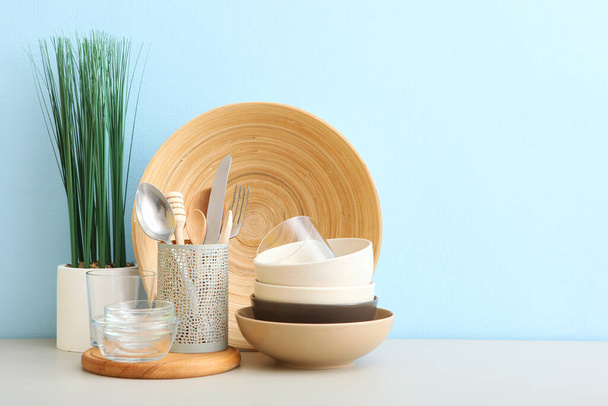 egy evőeszközt az asztalra. Összetétel a stílus a minimalizmus a konyhai eszközök. - Fotó, kép