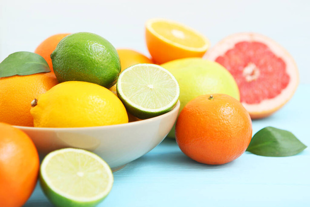 テーブルの上に異なる柑橘類。柑橘類のジュース. - 写真・画像