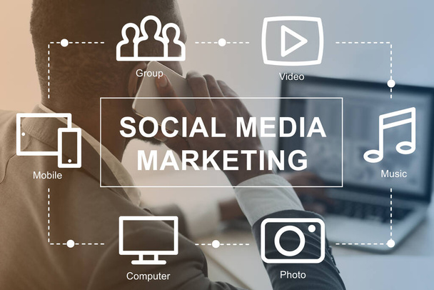 Jovem blogueiro com celular e laptop se comunicando com seguidores on-line, colagem com ícones de marketing de mídia social
 - Foto, Imagem