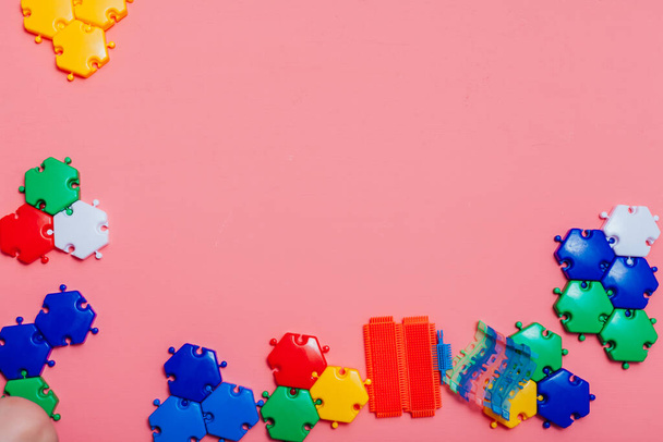 Jeu multi-couleurs pour enfants développeur de jeu de jouets concepteur sur un fond rose
 - Photo, image