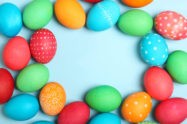 Masanın üstünde paskalya yumurtaları var. Metin eklemek için bir yeri olan Paskalya bileşimi. - Fotoğraf, Görsel