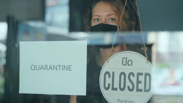 Woman closes her cafe for quarantine - Materiał filmowy, wideo