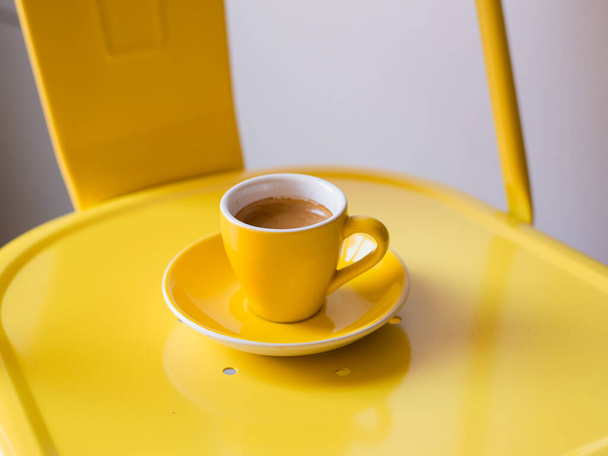 tazza di caffè giallo su sfondo giallo
 - Foto, immagini