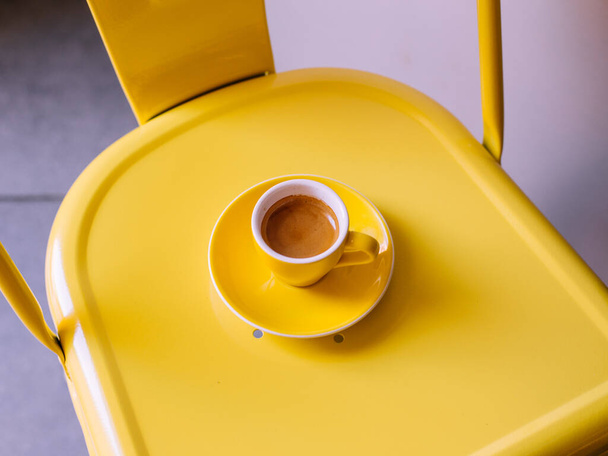 café copo amarelo no fundo amarelo
 - Foto, Imagem