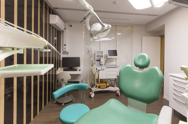 Használatra váró fogorvosi eszközök és gyermekfogorvosi szék - Fotó, kép