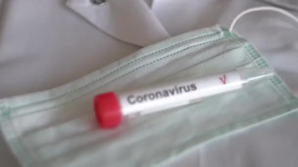 Test na obecność koronawirusów. Rurka badawcza leżąca na inspiracyjnej masce ochronnej układu oddechowego. Badanie COVID-19 lub badanie SARS-CoV-2. Przestań się rozprzestrzeniać. - Materiał filmowy, wideo