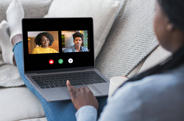 Czarna kobieta o online Wideo Połączenie na laptopie z przyjaciółmi - Zdjęcie, obraz