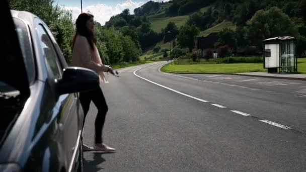 Mies autossa kääntymässä pois ei auta houkutteleva nainen hädässä
 - Materiaali, video