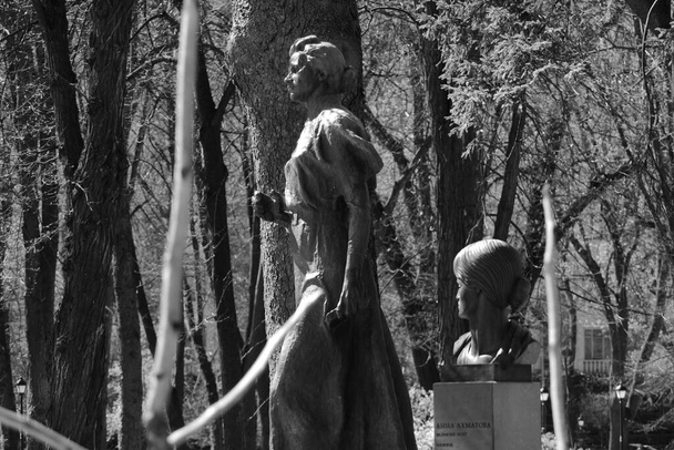 Sculptures féminines en fonte : une silhouette mince et une belle tête - dans le parc
.  - Photo, image
