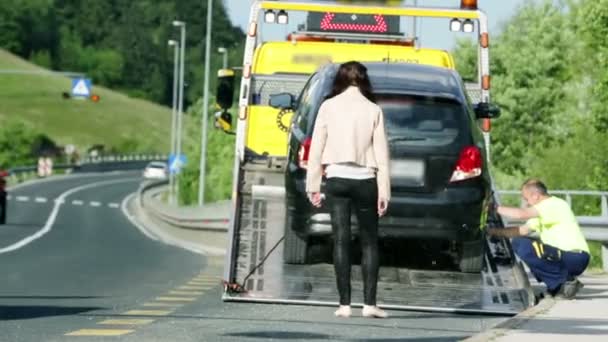 Parada de coches para ayudar a la mujer en peligro
 - Metraje, vídeo