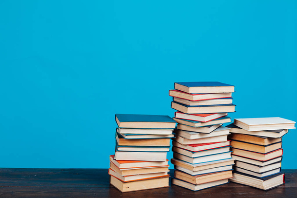 kolej sınavlarına hazırlanmak için mavi arkaplan üzerine bir çok eğitici kitap - Fotoğraf, Görsel