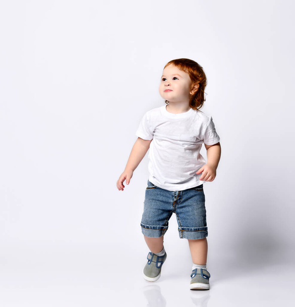 Happy little kid running - isolated over a white background - Fotoğraf, Görsel