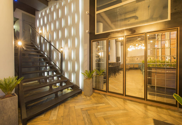Salón de estilo loft de restaurante de lujo con escaleras hasta el segundo piso
 - Foto, Imagen