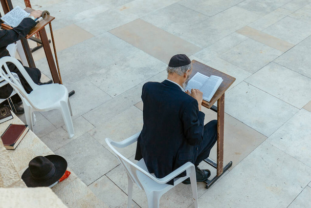 Εβραίος πρεσβύτερος διαβάζει Τορά, στο Δυτικό Τείχος στην Ιερουσαλήμ, Ισραήλ - Φωτογραφία, εικόνα