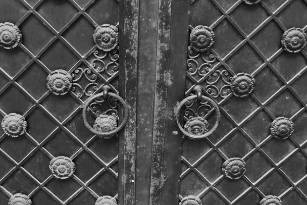 Parte de las puertas de hierro decoradas con diversos elementos decorativos
. - Foto, Imagen