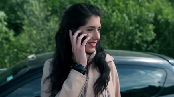 Kadın telefonda birini görmekten mutlu - Video, Çekim