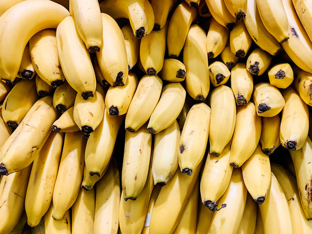 un montón de plátanos maduros para comer como fondo
 - Foto, Imagen