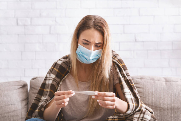 Sick woman on sofa with high fever - Foto, afbeelding