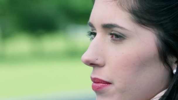 Extreme Nahaufnahme der attraktiven Frau wütenden Blick - Filmmaterial, Video