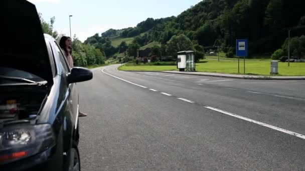 Hombre en coche alejándose no ayudar a mujer atractiva en apuros
 - Metraje, vídeo
