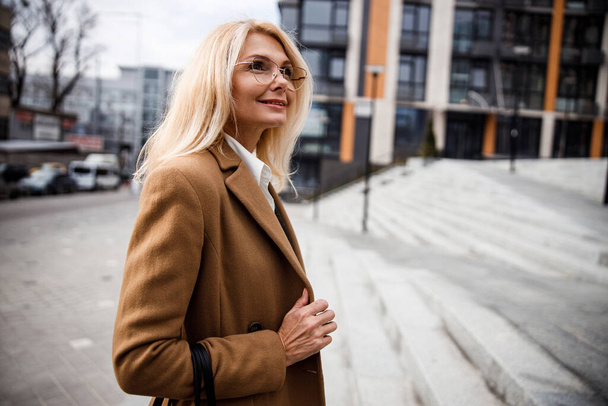Pretty woman standing near an office building - Foto, Bild