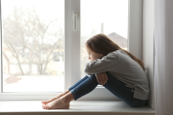 Eenzaam verdrietig meisje thuis. Het concept van autisme, eenzaamheid. - Foto, afbeelding